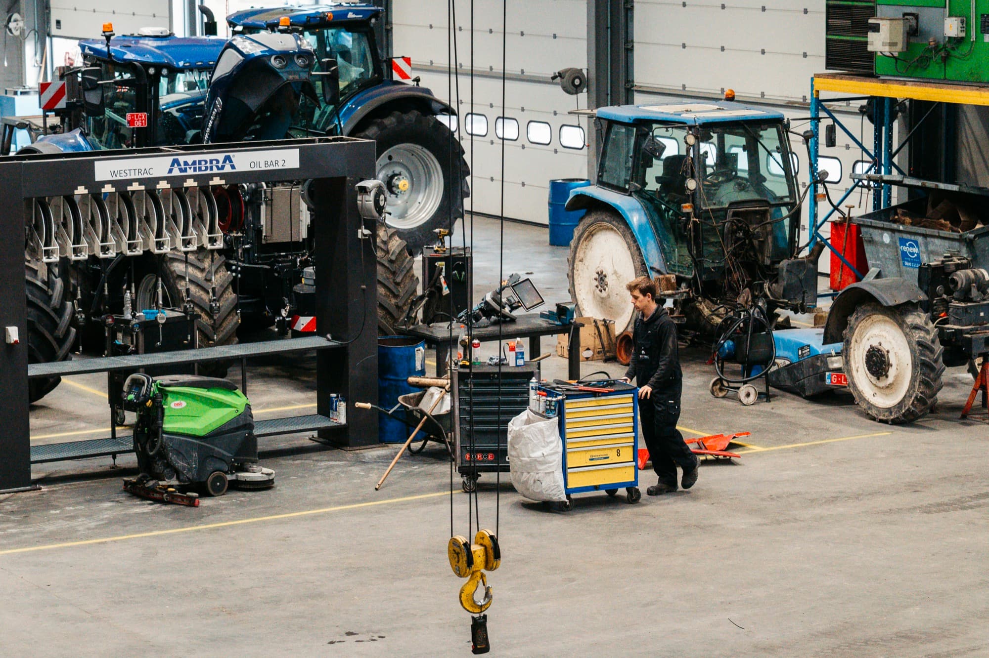 Technicus werkt aan tractoren in de Westtrac werkplaats